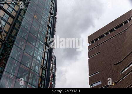 London, Großbritannien. 04. Februar 2023. The Tate Modern und die nahegelegenen Wohnungen (Foto von Jay Shaw Baker/NurPhoto). Kredit: NurPhoto SRL/Alamy Live News Stockfoto