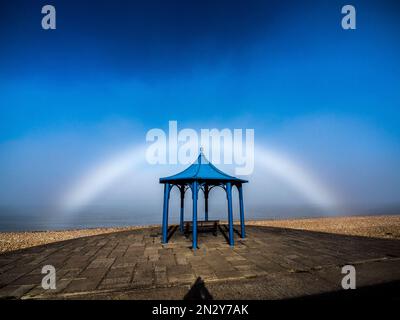 Sheerness, Kent, Großbritannien. 7. Februar 2023. UK Weather: Ein weiterer seltener Nebelbogen (im Nebel geformter Regenbogen) erschien am zweiten Tag in Sheerness, Kent, aufgrund der gleichen Wetterbedingungen wie gestern. Kredit: James Bell/Alamy Live News Stockfoto