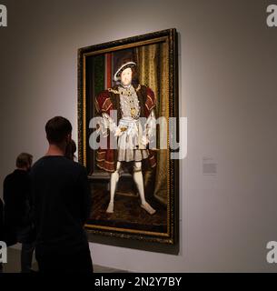 New York, NY - Oktober 2022: Besucher der Met's Tudor Gallery bewundern ein Porträt von König Heinrich VIII., von Hans Holbein, ca. 1540. Stockfoto