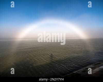 Sheerness, Kent, Großbritannien. 7. Februar 2023. UK Weather: Ein weiterer seltener Nebelbogen (im Nebel geformter Regenbogen) erschien am zweiten Tag in Sheerness, Kent, aufgrund der gleichen Wetterbedingungen wie gestern. Kredit: James Bell/Alamy Live News Stockfoto