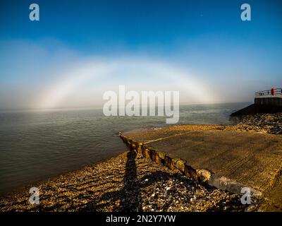 Sheerness, Kent, Großbritannien. 7. Februar 2023. UK Weather: Ein weiterer seltener Nebelbogen (im Nebel geformter Regenbogen) erschien am zweiten Tag in Sheerness, Kent, aufgrund der gleichen Wetterbedingungen wie gestern. Kredit: James Bell/Alamy Live News Stockfoto