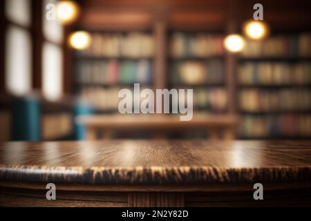 Holztisch vor Bibliothekshintergrund Stockfoto