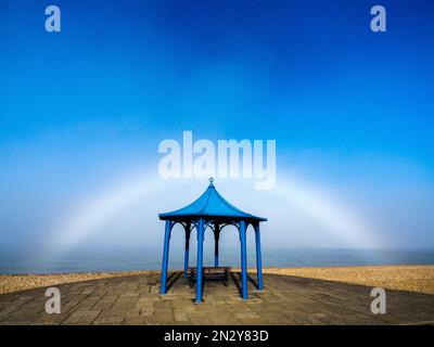 Sheerness, Kent, Großbritannien. 7. Februar 2023. UK Weather: Ein weiterer seltener Nebelbogen (im Nebel geformter Regenbogen) erschien am zweiten Tag in Sheerness, Kent, aufgrund der gleichen Wetterbedingungen wie gestern. Kredit: James Bell/Alamy Live News Stockfoto