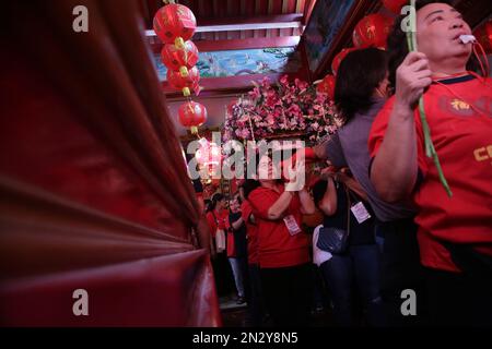 Bekasi City, Indonesien. 05. Februar 2023. Menschen chinesischer Abstammung in der Gegend von Bekasi City feiern am 5. Februar das Cap Go Meh in der Hok Lay Kiong Tempelgegend, Bekasi City, West Java, Indonesien. 2023.die Cap Go Meh-Feier ist eine Tradition nach der Feier des chinesischen Neujahrs 2574 das Jahr 2023. Die Cap Go Meh Feier wurde während der Ära der Neuen Ordnung verboten und ist zu einer eigenen Unterhaltung geworden, auf die die Öffentlichkeit gewartet hat. (Foto: Kuncoro Widyo Rumpoko/Pacific Press/Sipa USA) Guthaben: SIPA USA/Alamy Live News Stockfoto