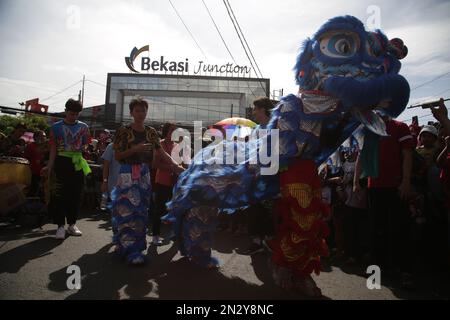 Bekasi City, Indonesien. 05. Februar 2023. Menschen chinesischer Abstammung in der Gegend von Bekasi City feiern am 5. Februar das Cap Go Meh in der Hok Lay Kiong Tempelgegend, Bekasi City, West Java, Indonesien. 2023.die Cap Go Meh-Feier ist eine Tradition nach der Feier des chinesischen Neujahrs 2574 das Jahr 2023. Die Cap Go Meh Feier wurde während der Ära der Neuen Ordnung verboten und ist zu einer eigenen Unterhaltung geworden, auf die die Öffentlichkeit gewartet hat. (Foto: Kuncoro Widyo Rumpoko/Pacific Press/Sipa USA) Guthaben: SIPA USA/Alamy Live News Stockfoto