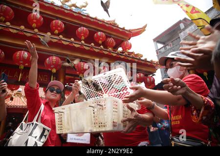 Bekasi City, Indonesien. 05. Februar 2023. Menschen chinesischer Abstammung in der Gegend von Bekasi City feiern am 5. Februar das Cap Go Meh in der Hok Lay Kiong Tempelgegend, Bekasi City, West Java, Indonesien. 2023.die Cap Go Meh-Feier ist eine Tradition nach der Feier des chinesischen Neujahrs 2574 das Jahr 2023. Die Cap Go Meh Feier wurde während der Ära der Neuen Ordnung verboten und ist zu einer eigenen Unterhaltung geworden, auf die die Öffentlichkeit gewartet hat. (Foto: Kuncoro Widyo Rumpoko/Pacific Press/Sipa USA) Guthaben: SIPA USA/Alamy Live News Stockfoto