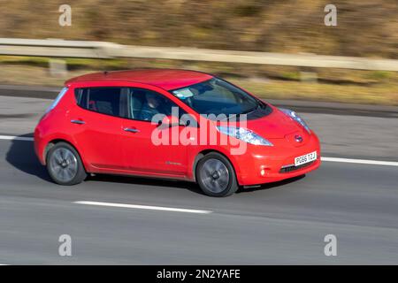 2017 Red NISSAN LEAF ACCENTA Electricity; Fahrt auf der Autobahn M61 UK Stockfoto