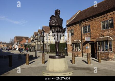 Die neue Bronzestatue des Bard William Shakespeare aus dem Jahr £100.000 wurde von dem Bildhauer James Butler geschaffen und befindet sich in der Henley Street in Stratford-upon-Avon. Stockfoto