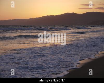 Sonnenuntergang über den Santa Monica Mountains vom Santa Monica State Beach Stockfoto