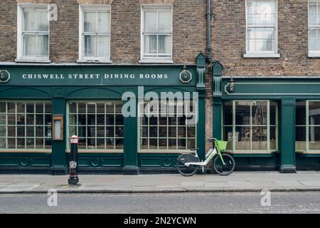 London, Großbritannien - 02. Februar 2023: Limettenfahrrad auf einer Straße in Barbican, London. Lime erwarb im Mai das E-Bike- und Rollergeschäft Jump von Uber Stockfoto