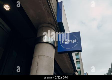 London, Großbritannien - 02. Februar 2023: Namensschild vor dem Currys Store in der City of London. Currys ist ein Elektroeinzelhändler und Kundendienstanbieter oper Stockfoto