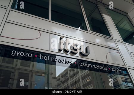 London, Großbritannien - 02. Februar 2023: Schild vor dem Restaurant Itsu in der City of London. Itsu ist eine britische Kette ostasiatischer Fast-Food-Läden und Stockfoto