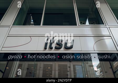 London, Großbritannien - 02. Februar 2023: Schild vor dem Restaurant Itsu in der City of London. Itsu ist eine britische Kette ostasiatischer Fast-Food-Läden und Stockfoto