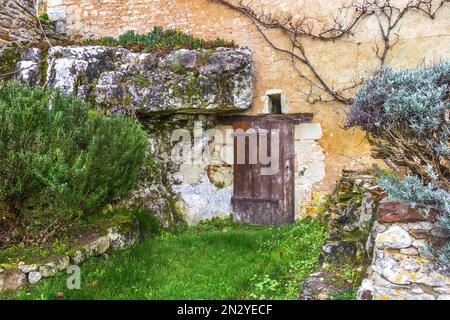 Eingang zum Keller im Erdgeschoss im Landhaus - Frankreich. Stockfoto