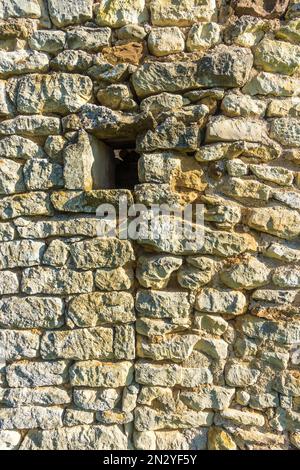 Zufällige Steinwände im Klo mit kleinen offenen Fenstern - Frankreich. Stockfoto