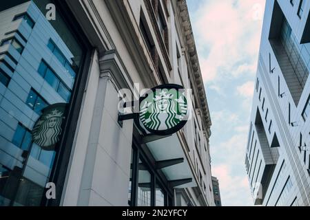 London, Großbritannien - 02. Februar 2023: Logo-Schild vor einem Starbucks Café in der City of London. Starbucks ist eine berühmte amerikanische Kaffeehauskette. Stockfoto