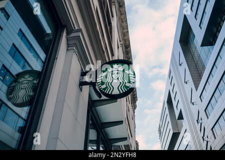 London, Großbritannien - 02. Februar 2023: Logo-Schild vor einem Starbucks Café in der City of London. Starbucks ist eine berühmte amerikanische Kaffeehauskette. Stockfoto
