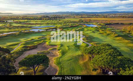 Blick auf einen großen, grasbewachsenen Golfplatz in der Morgensonne. Katalonien, Spanien Stockfoto