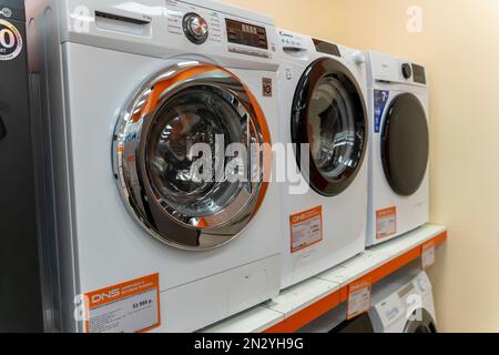 Sosnovy Bor, RUSSLAND - 12. JANUAR 2023: Household Appliances in DNS Stockfoto