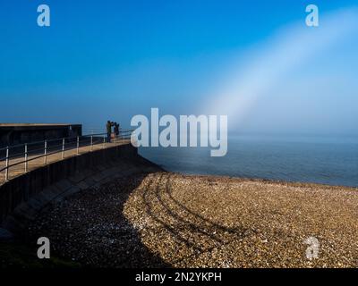 Sheerness, Kent, Großbritannien. 7. Februar 2023. UK Weather: Ein weiterer seltener Nebelbogen (im Nebel geformter Regenbogen) erschien am zweiten Tag in Sheerness, Kent, aufgrund der gleichen Wetterbedingungen wie gestern. Kredit: James Bell/Alamy Live News Stockfoto