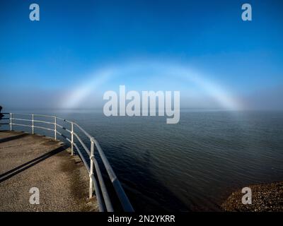 Sheerness, Kent, Großbritannien. 7. Februar 2023. UK Weather: Ein weiterer seltener Nebelbogen (im Nebel geformter Regenbogen) erschien am zweiten Tag in Sheerness, Kent, aufgrund der gleichen Wetterbedingungen wie gestern. Kredit: James Bell/Alamy Live News Stockfoto