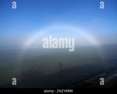 Sheerness, Kent, Großbritannien. 7. Februar 2023. UK Weather: Ein weiterer seltener Nebelbogen (im Nebel geformter Regenbogen) erschien am zweiten Tag in Sheerness, Kent, aufgrund der gleichen Wetterbedingungen wie gestern. Kredit: James Bell/Alamy Live News Stockfoto