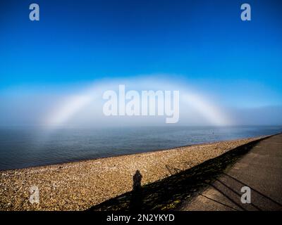 Sheerness, Kent, Großbritannien. 7. Februar 2023. UK Weather: Ein weiterer seltener Nebelbogen (im Nebel geformter Regenbogen) erschien am zweiten Tag in Sheerness, Kent, aufgrund der gleichen Wetterbedingungen wie gestern. Kredit: James Bell/Alamy Live News Stockfoto