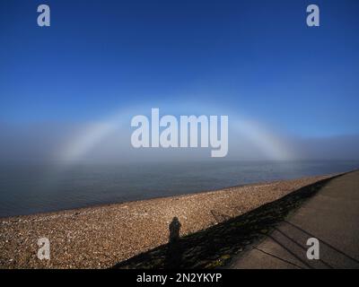 Sheerness, Kent, Großbritannien. 7. Februar 2023. UK Weather: Ein weiterer seltener Nebelbogen (im Nebel geformter Regenbogen) erschien am zweiten Tag in Sheerness, Kent, aufgrund der gleichen Wetterbedingungen wie gestern. Kredit: James Bell/Alamy Live News Stockfoto