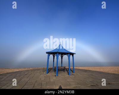 Sheerness, Kent, Großbritannien. 7. Februar 2023. UK Weather: Ein weiterer seltener Nebelbogen (im Nebel geformter Regenbogen) erschien am zweiten Tag in Sheerness, Kent, aufgrund der gleichen Wetterbedingungen wie gestern. Kredit: James Bell/Alamy Live News Stockfoto