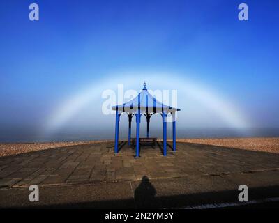 Sheerness, Kent, Großbritannien. 7. Februar 2023. UK Weather: Ein weiterer seltener Nebelbogen (im Nebel geformter Regenbogen) erschien am zweiten Tag in Sheerness, Kent, aufgrund der gleichen Wetterbedingungen wie gestern. Kredit: James Bell/Alamy Live News Stockfoto