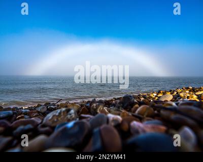 Sheerness, Kent, Großbritannien. 7. Februar 2023. UK Weather: Ein weiterer seltener Nebelbogen (im Nebel geformter Regenbogen) erschien am zweiten Tag in Sheerness, Kent, aufgrund der gleichen Wetterbedingungen wie gestern. Kredit: James Bell/Alamy Live News Stockfoto