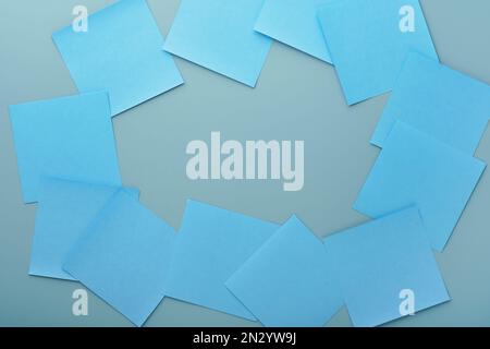 Blaue Papieraufkleber auf schwarzem Hintergrund. Haftnotizen leer mit Platz zum Kopieren für Ihre Nachricht. Neujahrsziele oder Vorsätze Konzept. Blauer Montag Stockfoto
