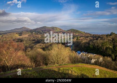 Südlich Richtung Worcestershire Beacon von den unteren Stadtmauern des British Camp Iron Age Hillfort, Herefordshire / Worcestershire, England Stockfoto