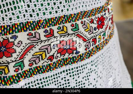 Traditionelle Kleidung und Perlenschmuck. Traditionelle Ornamente und Muster. Handgefertigt. Stockfoto