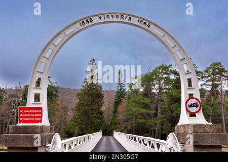 Victoria Bridge die weiße Brücke über den Fluss Dee in Mar Lodge und das 1848 Victoria Schild Aberdeenshire Scotland Stockfoto