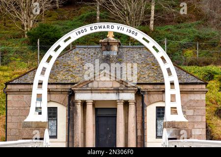 Victoria Bridge weiße Brücke über den Fluss Dee in der Mar Lodge das Edward VII-Schild aus dem Jahr 1905 und das Gatehouse Aberdeenshire Scotland Stockfoto