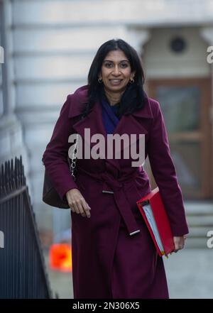 London, England, Großbritannien. 7. Februar 2023. Die Außenministerin DES Innenministeriums SUELLA BRAVERMAN wird in der Downing Street gesehen. (Kreditbild: © Tayfun Salci/ZUMA Press Wire) NUR REDAKTIONELLE VERWENDUNG! Nicht für den kommerziellen GEBRAUCH! Stockfoto