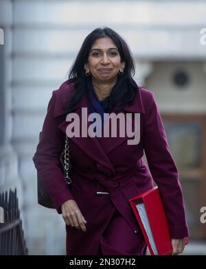 London, England, Großbritannien. 7. Februar 2023. Die Außenministerin DES Innenministeriums SUELLA BRAVERMAN wird in der Downing Street gesehen. (Kreditbild: © Tayfun Salci/ZUMA Press Wire) NUR REDAKTIONELLE VERWENDUNG! Nicht für den kommerziellen GEBRAUCH! Stockfoto
