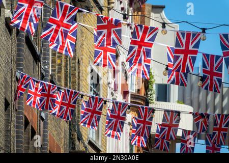 Girlanden der British Union Jack-Flagge in einer Straße in London, Großbritannien Stockfoto