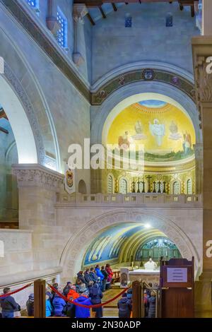 Tabor, Israel - 06. Februar 2023: Innenansicht der Kirche der Umgestaltung, auf dem Gipfel des Mount Tabor, mit Priester und Pilgern. Nordisrael Stockfoto