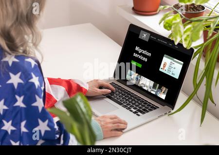 Laptop vom Migrationszentrum, usa-Flagge Stockfoto