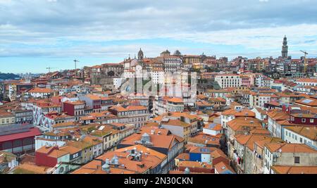 Porto, Portugal - 26.12.2022: Blick aus der Vogelperspektive auf die Altstadt von Porto Stockfoto