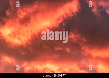 Ästhetischer, dramatischer Hintergrund in Pink, Lila und Blau Stockfoto