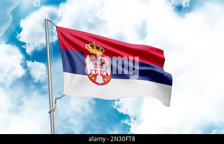 Die serbische Flagge winkt auf dem Hintergrund des Himmels. 3D-Rendering Stockfoto