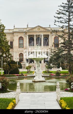 Blick auf die beeindruckende Architektur des Dolmabahce Palastes in Istanbul. Stockfoto