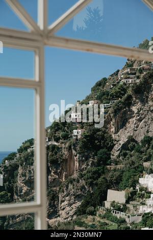 Die typischen Häuser auf den Klippen in Positano, Kampanien, Italien Stockfoto