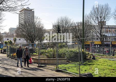 Plymouth's Armada Way führt durch die Haupteinkaufsstraße mit Geschäften und Straßencafés. Bäume bringen Farbe in die breite Fußgängerzone Stockfoto