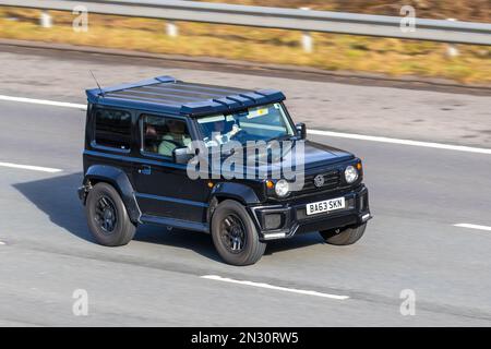 2019 Black SUZUKI JIMNY SZ5 1462cc Benzinmotor mit 4-Gang-Automatikgetriebe; Fahren auf der Autobahn M61 UK Stockfoto