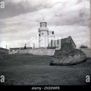 1950er, historisch, Blick auf den Leuchtturm in St. Catherine's Point, Isle of Wight, Hampshire, England, Großbritannien. Einer der ältesten Leuchtturmstandorte in Großbritannien, der erste Leuchtturm wurde 1323 erbaut, und der aktuelle Leuchtturm wurde 1838 aus Stein errichtet. Stockfoto