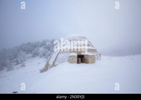 Schneegruben in Sierra Espuna, Region Murcia, Spanien, in einer verschneiten Landschaft. Es handelt sich um mittelalterliche Bauwerke aus Ziegelsteinen, die zur Lagerung von Eis verwendet wurden Stockfoto